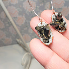Load image into Gallery viewer, Geode Crystal Frame Earrings
